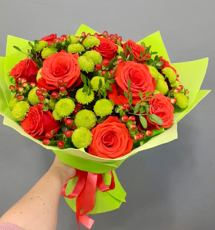 Букет цветов из: Хризантемы и Розы в Новоуткинске