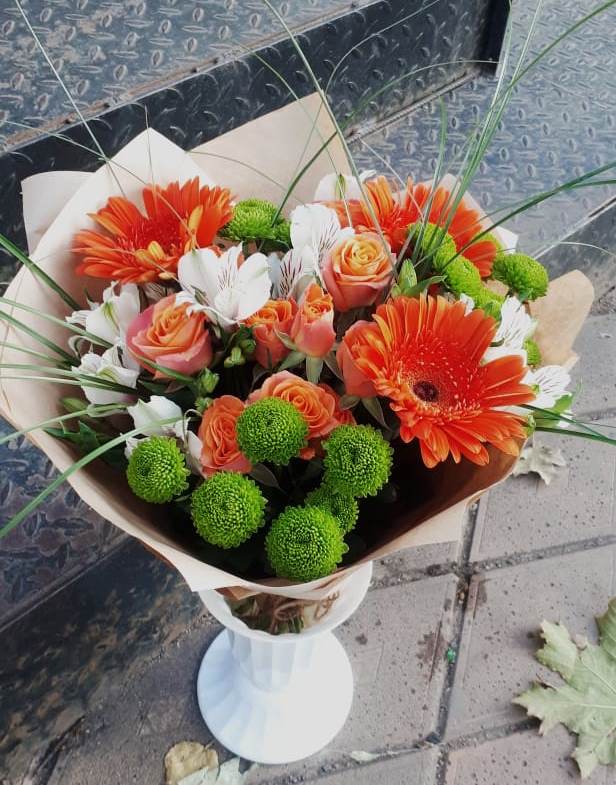 Букет цветов из: Герберы, Хризантемы, Альстромерии и Розы в Новоуткинске