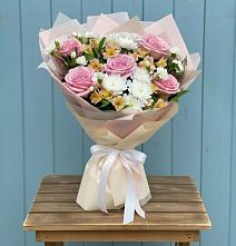 Букет цветов из:  Гвоздики, Орхидеи и Розы в Новоуткинске