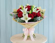 Букет цветов из:  Лилии и Розы в Новоуткинске