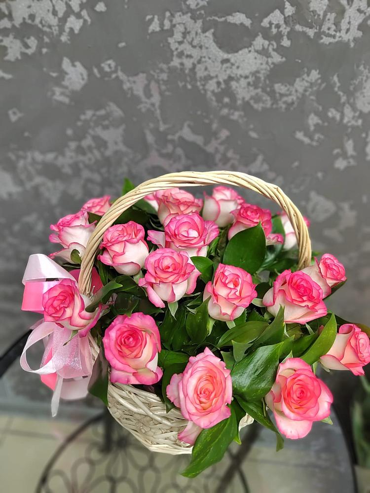 Цветочная композиция из Розы в корзине в Новоуткинске