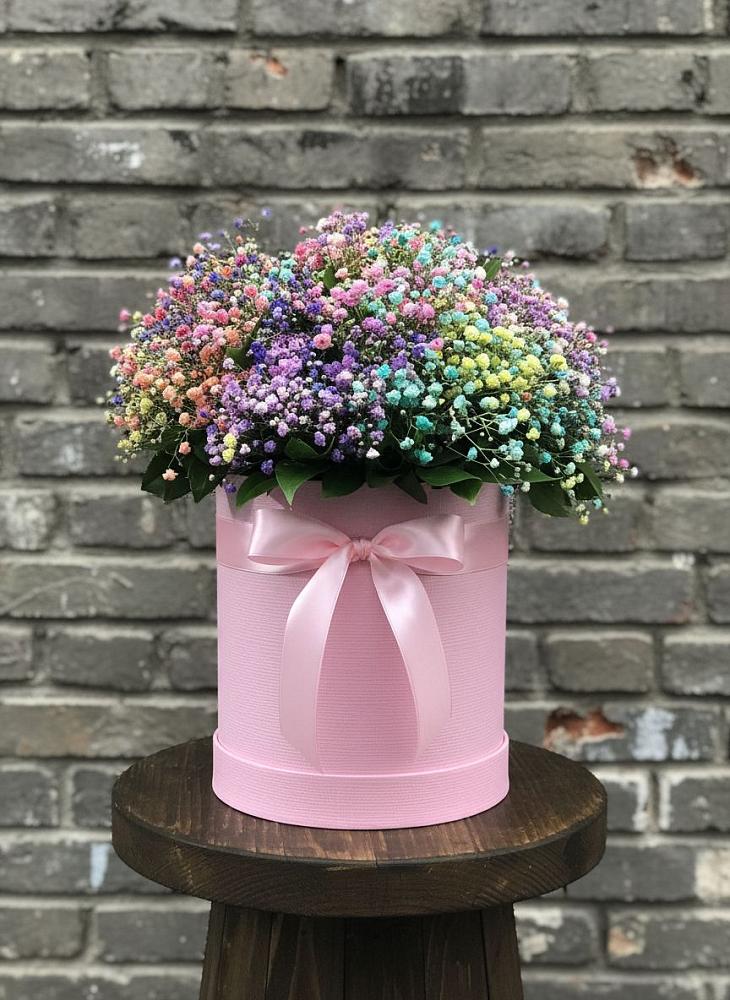 Цветочная композиция из Гипсофила и Розы в шляпной коробке в Новоуткинске