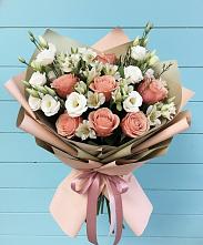 Букет цветов из:  Розы, Альстромерии и Лизиантусы в Новоуткинске