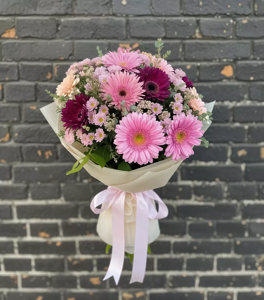 Букет цветов из: Герберы и Хризантемы в Новоуткинске