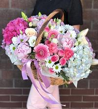 Цветочная композиция из Розы, Хризантемы, Пионы и Лизиантусы в корзине в Новоуткинске