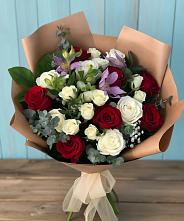 Букет цветов из:  Розы и Альстромерии в Новоуткинске