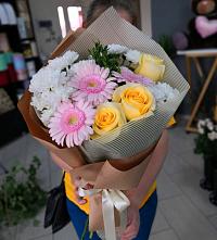 Букет цветов из:  Герберы, Розы и Хризантемы в Новоуткинске