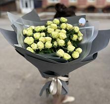 Букет Белые кустовые розы Солинеро в Новоуткинске