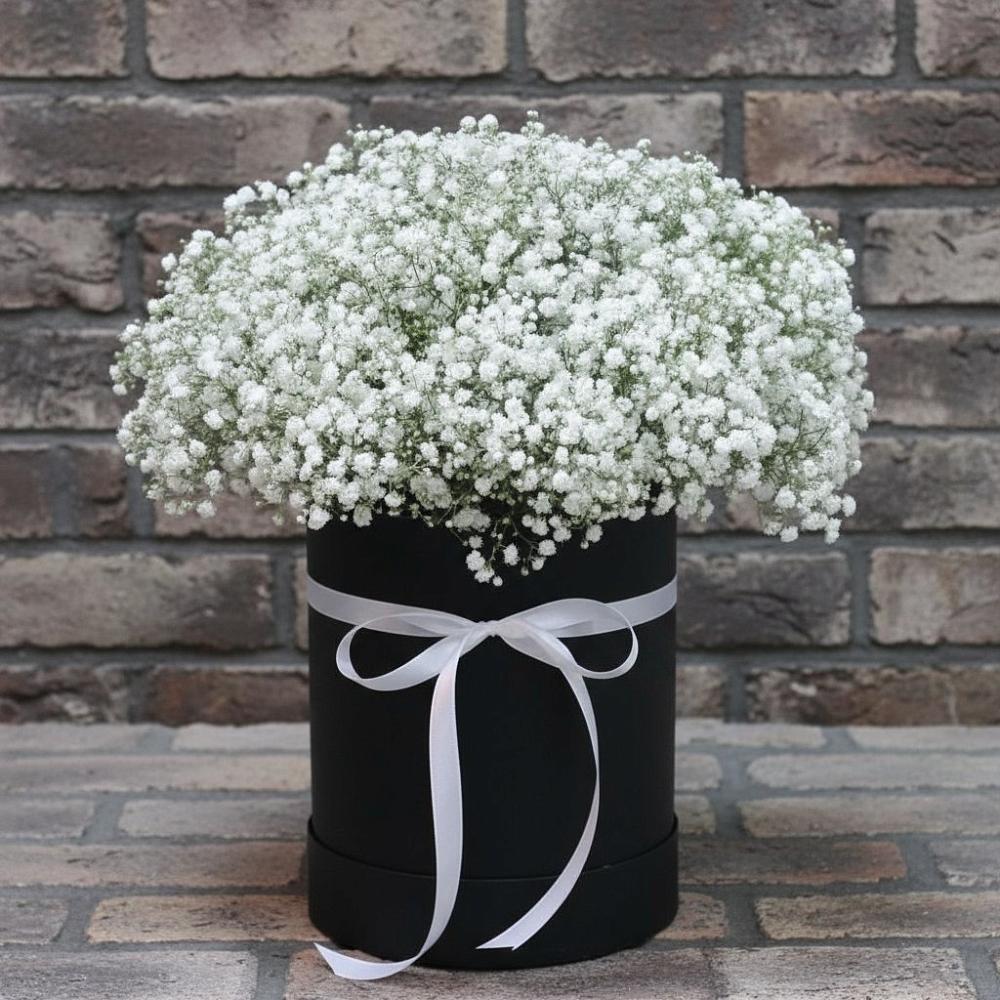 Цветочная композиция из Гипсофила в шляпной коробке в Новоуткинске