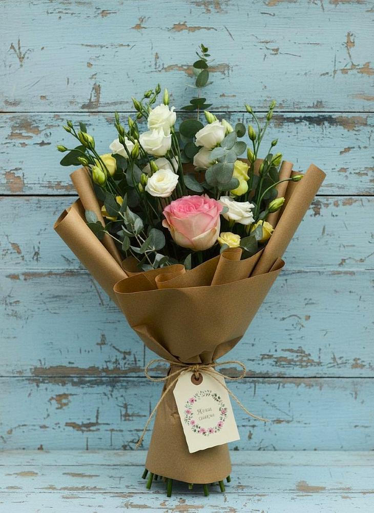 Букет цветов из: Розы и Лизиантусы в Новоуткинске