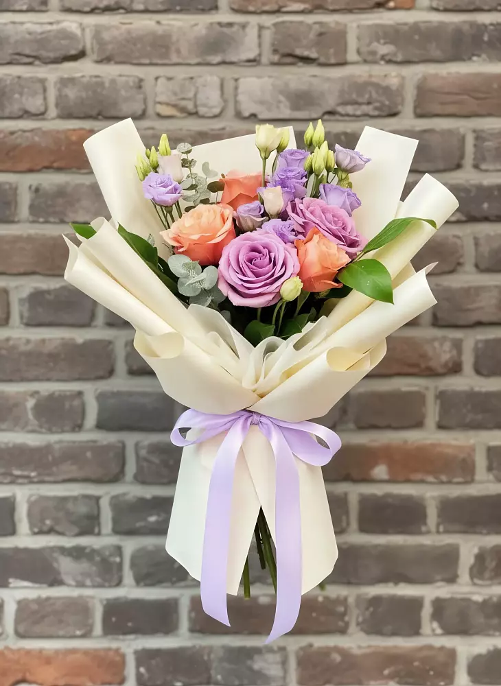 Букет цветов из: Лизиантусы и Розы в Новоуткинске