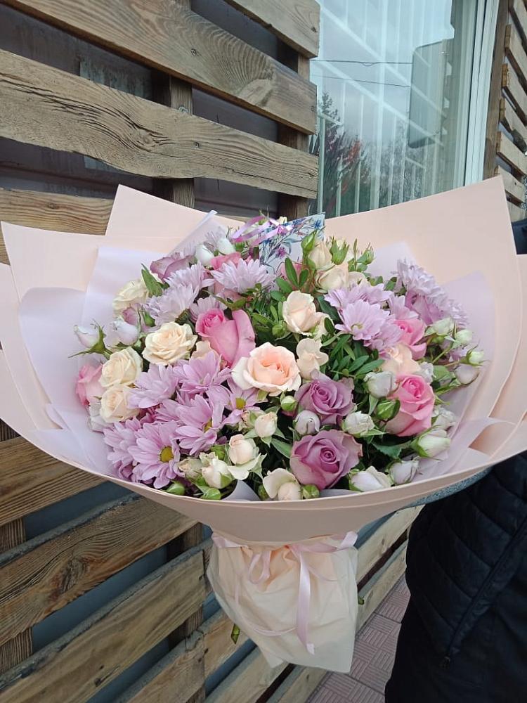 Букет цветов из: Розы и Хризантемы в Новоуткинске