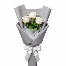 Букет 3 белые розы в Новоуткинске