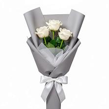 Букет 3 белые розы в Новоуткинске
