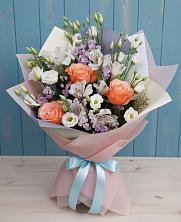 Букет цветов из:  Лизиантусы, Розы, Альстромерии и Гипсофила в Новоуткинске