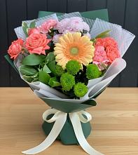 Букет цветов из:  Гвоздики, Розы, Герберы и Хризантемы в Новоуткинске