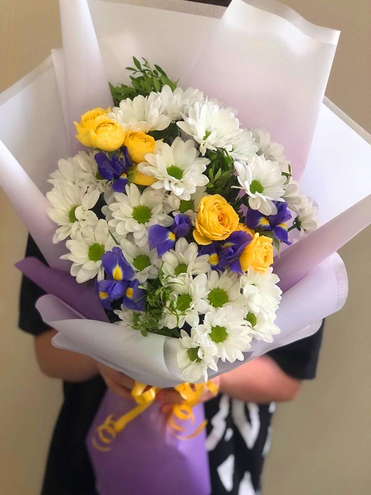 Букет цветов из: Ирисы, Хризантемы и Розы в Новоуткинске