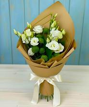 Букет цветов из:  Хризантемы и Лизиантусы в Новоуткинске