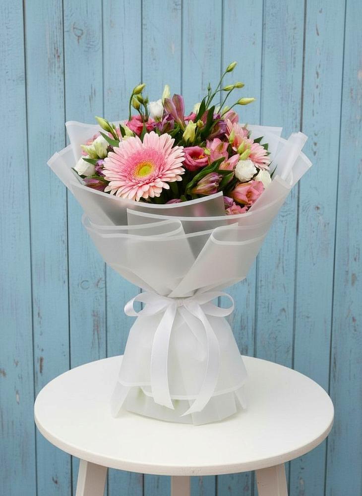 Букет цветов из: Герберы, Альстромерии и Лизиантусы в Новоуткинске