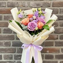 Букет цветов из:  Лизиантусы и Розы в Новоуткинске