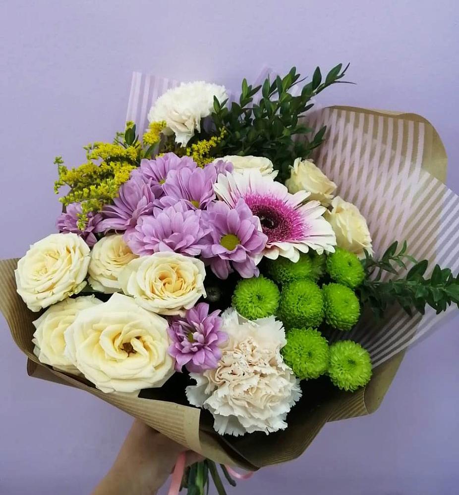 Букет цветов из: Хризантемы, Розы, Гвоздики и Герберы в Новоуткинске