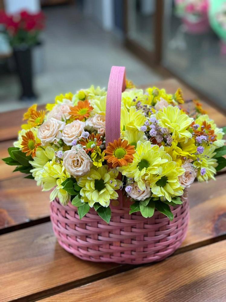 Цветочная композиция из Хризантемы и Розы в корзине в Новоуткинске