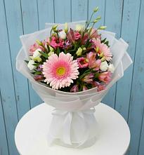 Букет цветов из:  Герберы, Альстромерии и Лизиантусы в Новоуткинске
