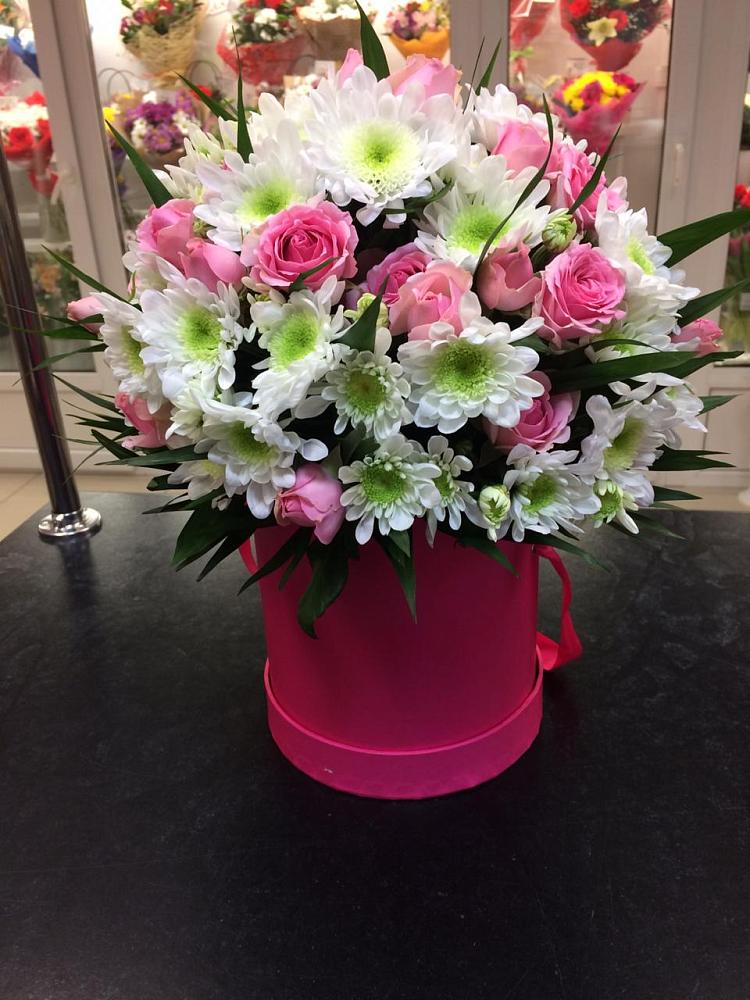 Цветочная композиция из Розы и Хризантемы в шляпной коробке в Новоуткинске