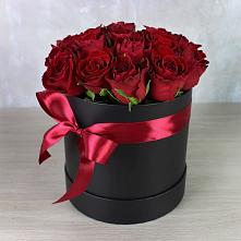 Цветочная композиция из Розы в шляпной коробке в Новоуткинске