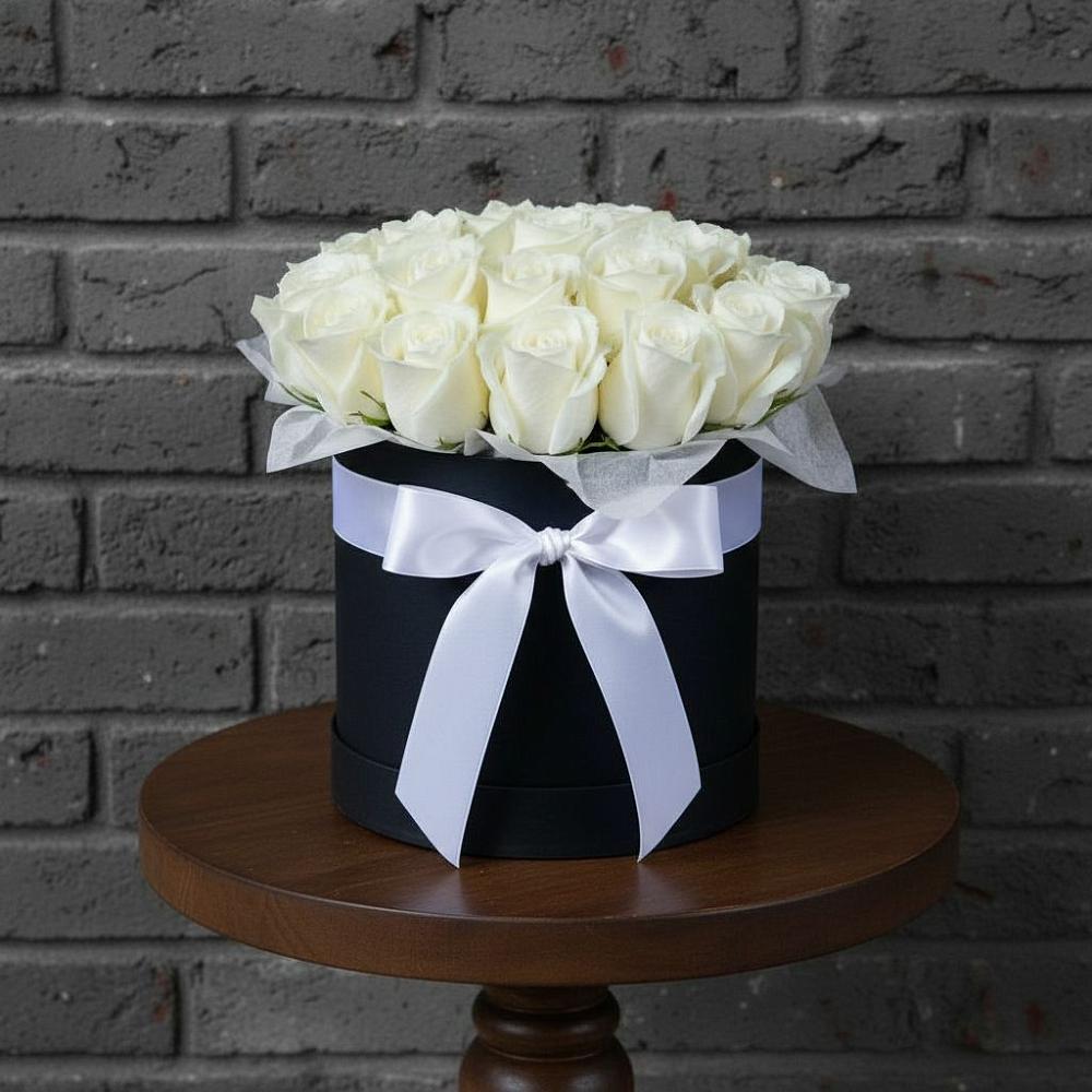 Цветочная композиция из Розы в шляпной коробке в Новоуткинске