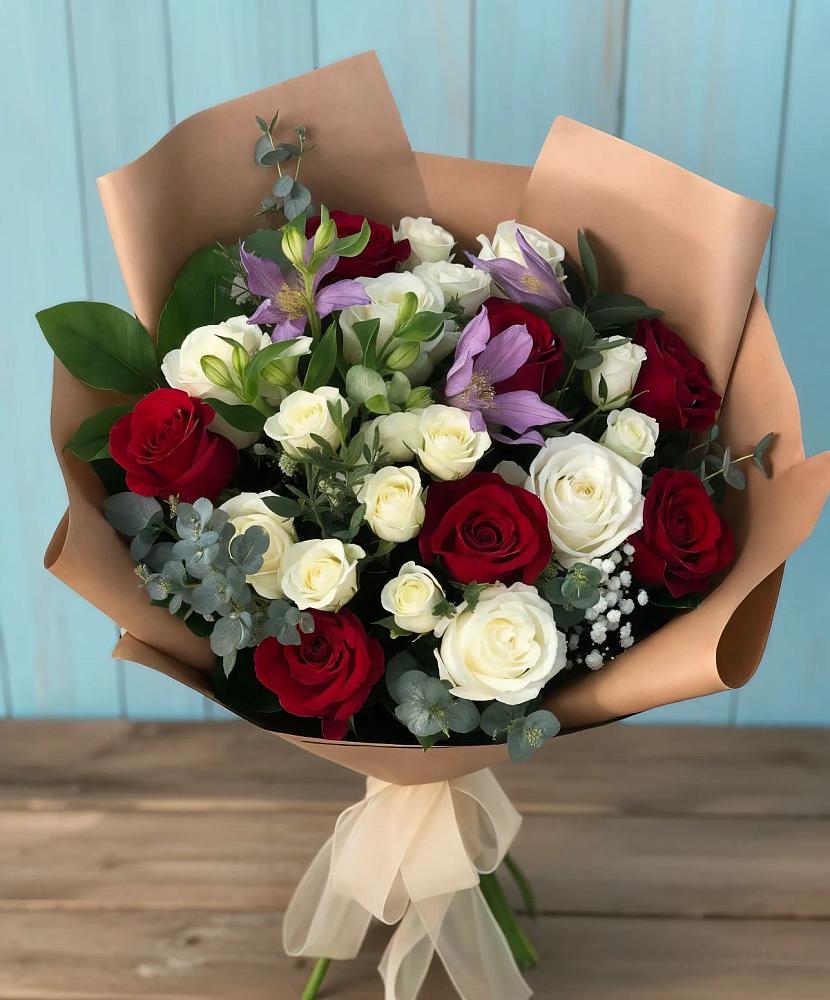 Букет цветов из: Розы и Альстромерии в Новоуткинске