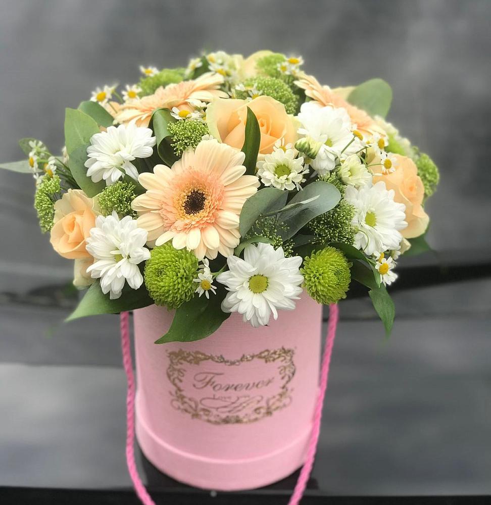 Цветочная композиция из Розы, Герберы и Хризантемы в шляпной коробке в Новоуткинске