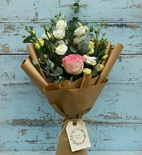 Букет цветов из:  Розы и Лизиантусы в Новоуткинске