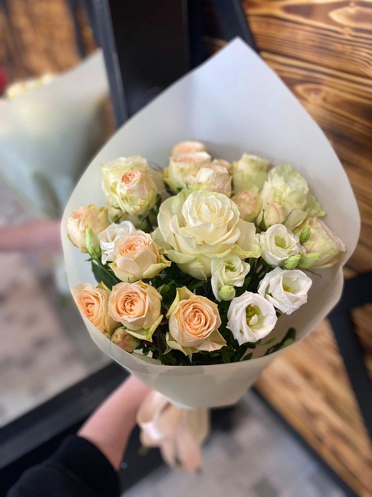 Букет цветов из: Розы и Лизиантусы в Новоуткинске