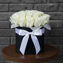 Цветочная композиция из Розы в шляпной коробке в Новоуткинске